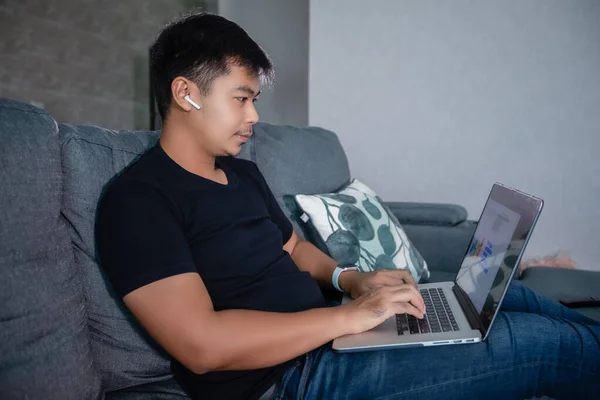 Asiatisk Affärsman Använder Trådlösa Hörlurar Och Använder Dator Anteckningsbok Arbetar — Stockfoto