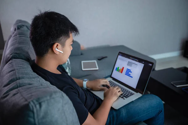 아시아 사업가는 이어폰을 사용하고 가정에서 컴퓨터 노트북을 집에서 온라인 회의를 — 스톡 사진