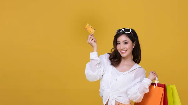 Retrato Asiático Hermosa Mujer Joven Feliz Con Gafas Sol Sonriendo — Foto de Stock