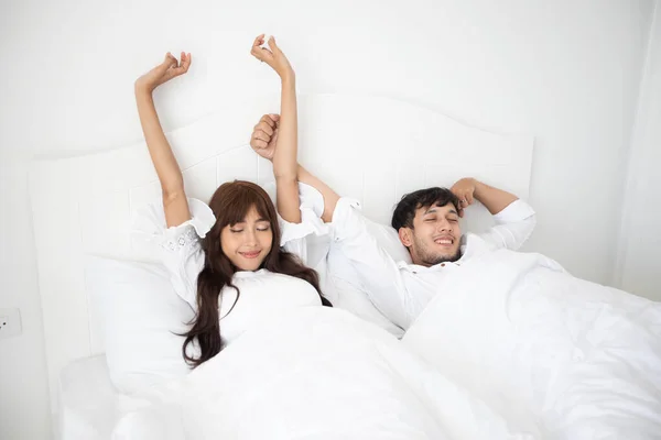 Çift Aşıkları Yatağında Tamamen Dinlenmiş Olarak Uyanır Sabah Temiz Hava — Stok fotoğraf