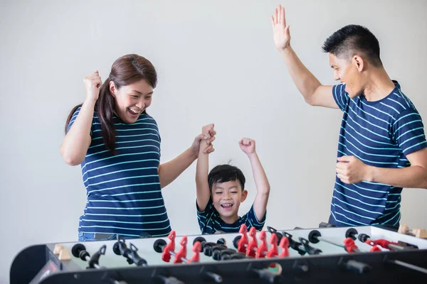 Happy Family Tafelvoetbal Spelen Voor Ontspannen Vakantie Huis Familie Activiteit — Stockfoto