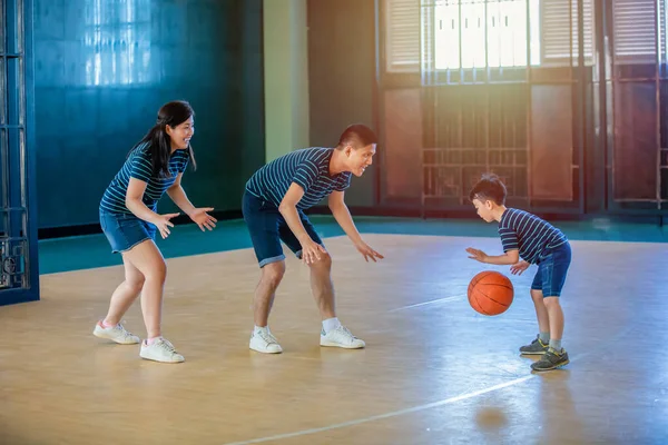 Família Asiática Jogando Basquete Juntos Família Feliz Passar Tempo Livre — Fotografia de Stock