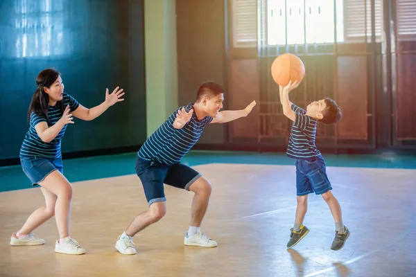 Asiatische Familie Beim Gemeinsamen Basketball Glückliche Familie Verbringt Freizeit Gemeinsam — Stockfoto