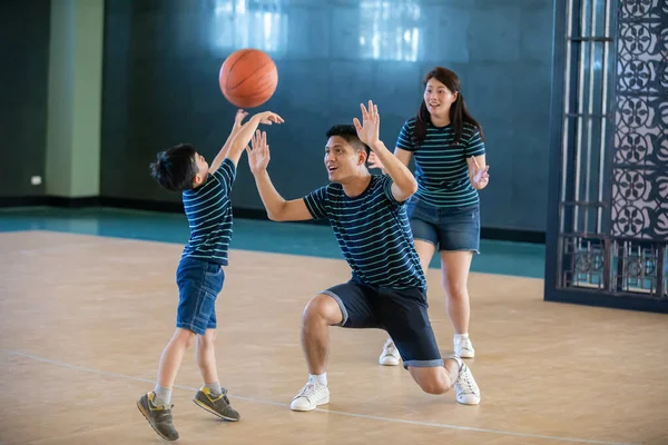 アジア系の家庭でバスケットボールをしている 幸せな家族は休日に一緒に自由な時間を過ごす — ストック写真