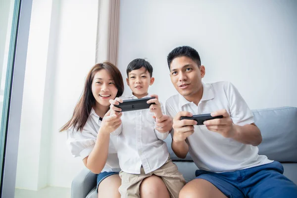 Asiatisk Familj Har Roligt Att Spela Datakonsol Spel Tillsammans Far — Stockfoto