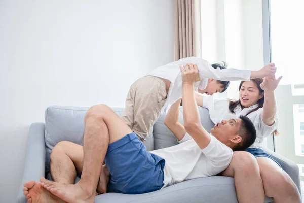 Gelukkig Aziatische Familie Met Zoon Thuis Bank Spelen Lachen Gelukkig — Stockfoto