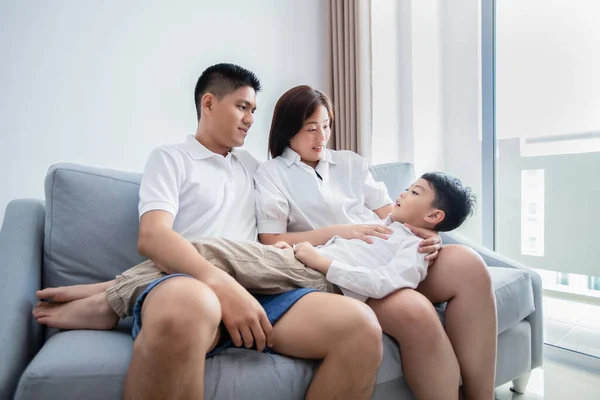 Gelukkig Aziatische Familie Met Zoon Thuis Bank Spelen Lachen Gelukkig — Stockfoto