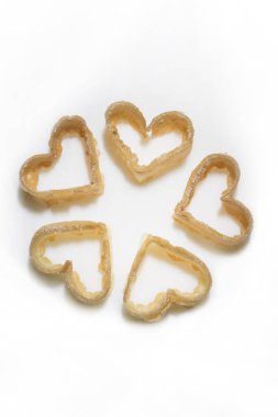 Dulces con forma de corazones con fondo blanco, perfecto para San Valentn.