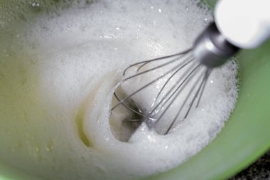 Krema yapmak için çırpılmış yumurta..