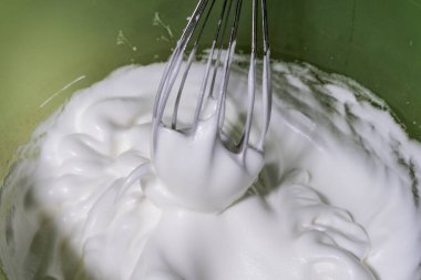 Krema yapmak için çırpılmış yumurta..