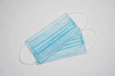 Beyaz arkaplanda virüs koruması için yüz maskeleri
