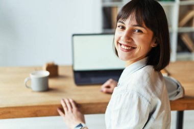 Bilgisayarlı gülümseyen iş kadınının arka planı