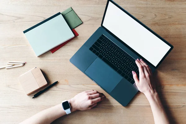 Ovanifrån av kvinna händer skriva på laptop — Stockfoto