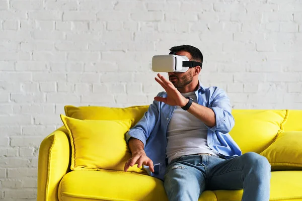Front view of man with glasses of virtual reality — Stockfoto