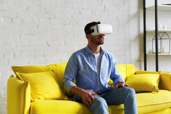Portrait of amazed excited man watching virtual reality glasses with open mouth expression — Stockfoto