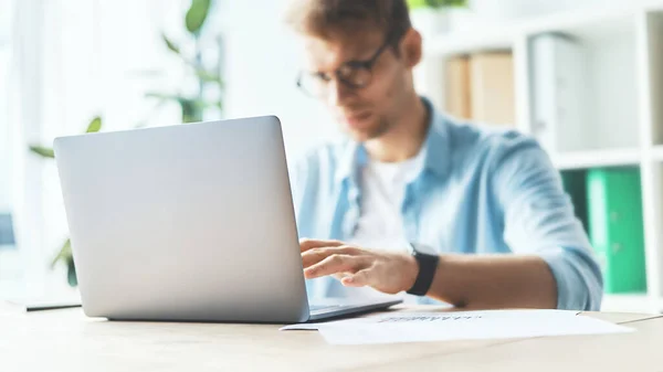 Primer plano del joven hombre de negocios guapo que trabaja — Foto de Stock