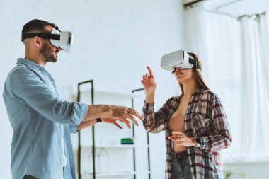 Genç mutlu çift, VR gözlükleriyle eğleniyor..