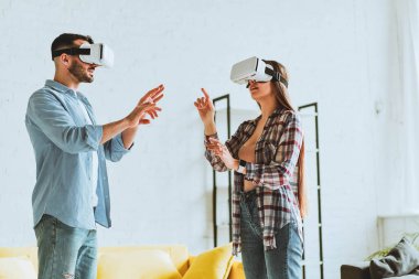 Genç mutlu çift, VR gözlükleriyle eğleniyor..