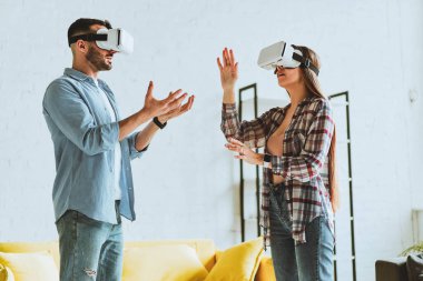 Genç mutlu çift, VR gözlükleriyle eğleniyor..