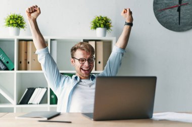 Gülümseyen genç adam