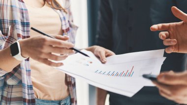 Çalışan genç iş adamlarının fotoğrafı.