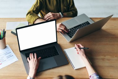 Laptop kullanarak evden çalışan iki kadının yakınlaşması