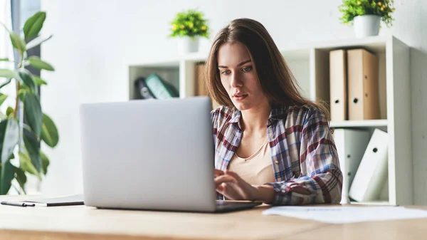 Frustrada morena freelancer femenina acaba de recibir malas noticias — Foto de Stock