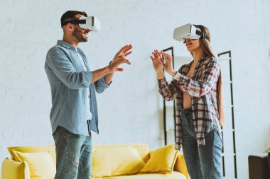 Genç mutlu çift, VR gözlükleriyle eğleniyor..