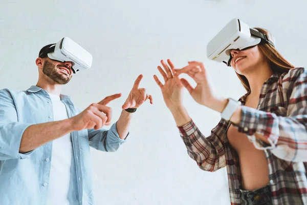 Giovane coppia felice divertirsi con occhiali VR occhiali auricolari . — Foto Stock