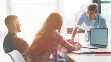 Yeni başlatılan projeyle takım toplantısı