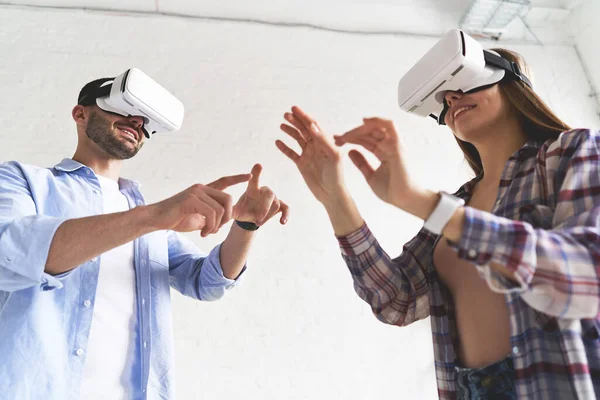 Jovem casal feliz se divertindo com óculos VR óculos de fone de ouvido — Fotografia de Stock