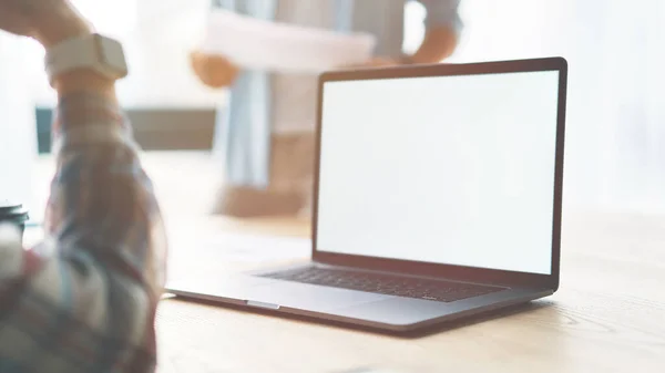Närbild av kvinna som använder bärbar dator med tom vit skärm — Stockfoto
