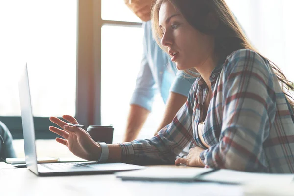 Zijaanzicht van geconcentreerde op het werk zelfverzekerde jonge vrouw — Stockfoto