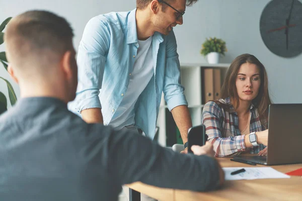 Startup praten, vergadering, bespreken, brainstormen samen terwijl zitten aan houten bureau — Stockfoto