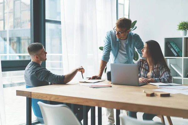 Geconcentreerd op het werk zakenman en vrouw werken met de computer in het moderne kantoor — Stockfoto