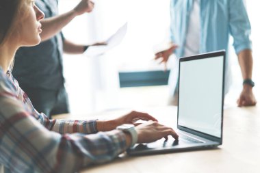 Minimalist birlikte çalışmada dizüstü bilgisayar kullanan hayalperest bir kızın yakın plan kesilmiş portresi.