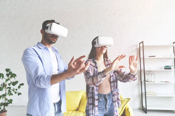 Jong gelukkig paar hebben plezier met VR bril headset bril — Stockfoto