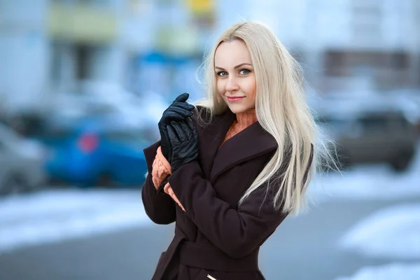 Beautiful woman in coat at the evening street — Stock Photo, Image