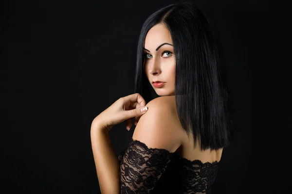 Portret van gotische vrouw op de zwarte achtergrond — Stockfoto