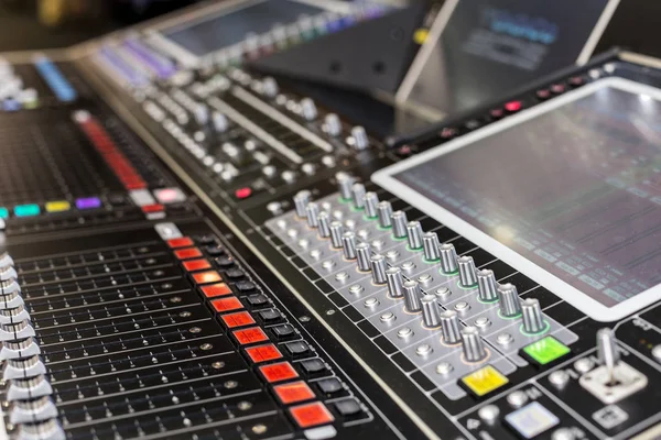 Gran panel del controlador de escenario con pantallas — Foto de Stock