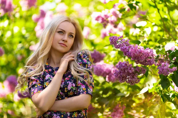 Retrato de mulher bonita em flores de árvore lilás — Fotografia de Stock