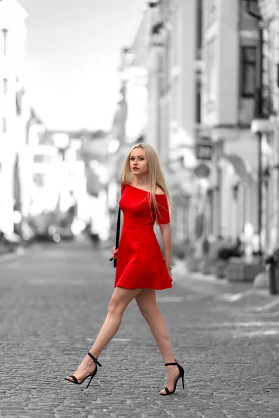 야외 산책 빨간 드레스에 여자. — 스톡 사진