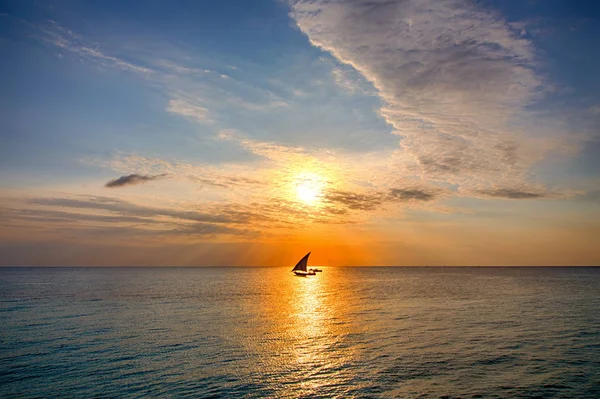 Захід сонця в океані з човна — стокове фото