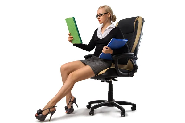 Сексуальна блондинка секретарка сидить в офісному кріслі — стокове фото