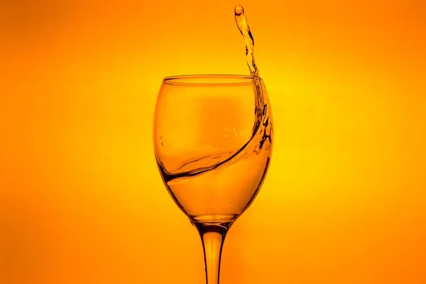 Bicchiere da vino con gocce spruzzate di acqua dolce — Foto Stock