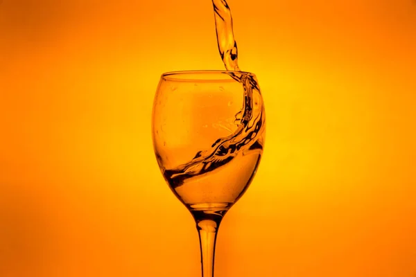 Bicchiere da vino con gocce spruzzate di acqua dolce — Foto Stock