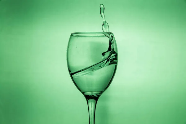 Verre à vin avec éclaboussures gouttes d'eau douce — Photo