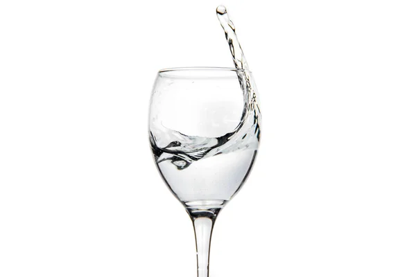 Wijnglas met zoet water druppels spatten — Stockfoto