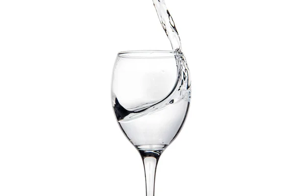 Винное стекло с брызгами пресной воды — стоковое фото