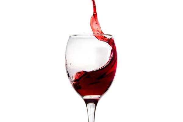 Bicchiere da vino con gocce spruzzate di vino rosso — Foto Stock